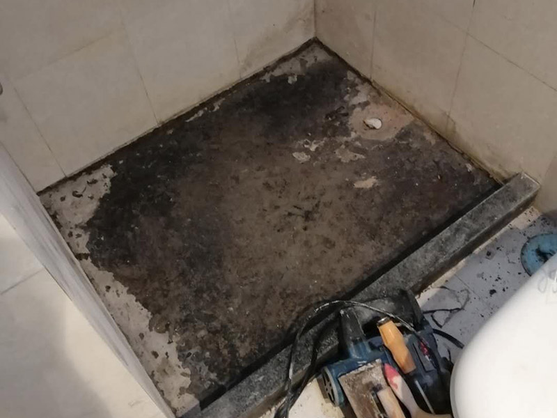 淋浴房防水貼磚：裝修之前要做試水實(shí)驗(yàn)，就是將各洞口臨時(shí)封堵，在房間內(nèi)放上2-3CM深的水，靜置1-2天。如果漏或者無法檢查滲漏情況，建議自己重新做一遍防水。將買回來的聚氨酯按說明均勻的涂在淋浴間的地面和墻上。馬桶污水管管口、地漏口等干了之后再涂刷1-2遍，這些地方防水穩(wěn)固了，確保明水直接流過不會(huì)在這些薄弱部位發(fā)生滲漏。而JS的使用要2遍，并且二遍的刷涂方向要垂直。等保護(hù)層達(dá)到強(qiáng)度后，再次做試水實(shí)驗(yàn)。堵住落水口，放入2-3CM的水。觀察不滲漏情況即可。