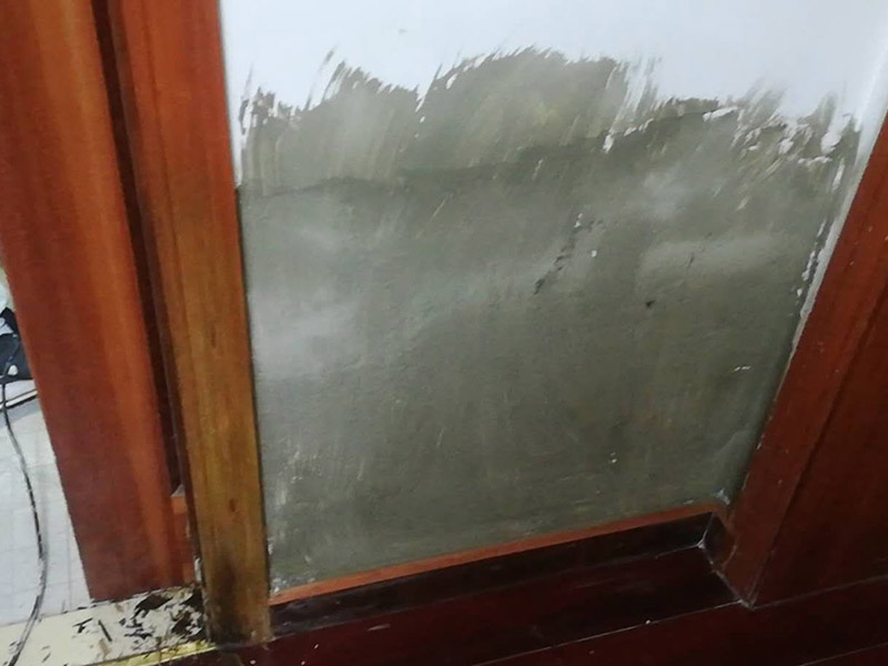 墻面局部改造維修：舊墻的清潔主要是對墻面原有的裝修和裝飾進行清除。一般為對乳膠漆和膩子層、木裝修、墻紙等的清除。如果是較新的墻面,墻體的耐水膩子可以不必完全鏟除,可以在用鋼刷和砂紙進行打磨后，用乳膠漆重新涂刷。較老舊的要完全鏟除,重新刷上膩子。墻面底漆的涂刷是為了抗堿防潮、封固基材同時對于面漆的質感與遮蓋力也有所提高。對于墻面局部翻新工程，底漆是十分必要的,如果忽略了刷底漆，直接使用面漆的話,一段時間后墻面容易出現(xiàn)起泡、發(fā)霉等現(xiàn)象。