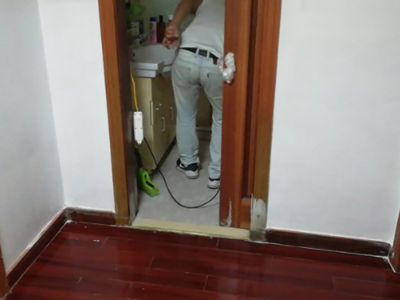 墻面局部改造維修：舊墻的清潔主要是對墻面原有的裝修和裝飾進行清除。一般為對乳膠漆和膩子層、木裝修、墻紙等的清除。如果是較新的墻面,墻體的耐水膩子可以不必完全鏟除,可以在用鋼刷和砂紙進行打磨后，用乳膠漆重新涂刷。較老舊的要完全鏟除,重新刷上膩子。墻面底漆的涂刷是為了抗堿防潮、封固基材同時對于面漆的質感與遮蓋力也有所提高。對于墻面局部翻新工程，底漆是十分必要的,如果忽略了刷底漆，直接使用面漆的話,一段時間后墻面容易出現(xiàn)起泡、發(fā)霉等現(xiàn)象。