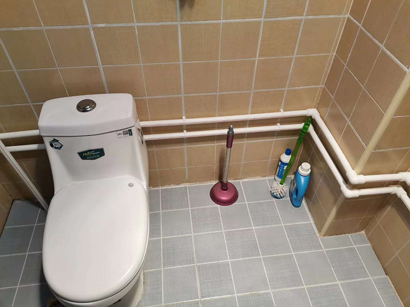 衛(wèi)生間水管更換：安裝PP-R管道最好找專業(yè)公司，不管你的裝修多么豪華高檔，如果你在這方面不舍得用錢就不劃算了。往往管道的暴裂或者堵塞，都會造成水管本身價格數(shù)十倍、數(shù)百倍甚至不可估量的后果。 選擇一種健康環(huán)保合資格的給水管材。目前大多住宅裝修的水管主要分為：UPVC管、PPR管、襯PVC鍍鋅鋼管、鋁塑管、銅管和不銹鋼管幾類。 安裝后一定要進(jìn)行增壓測試。增壓測試一般是在1.5倍水壓的情況下進(jìn)行,在測試中應(yīng)沒有漏水現(xiàn)象。 選擇給水管道的敷設(shè)方式。管道的敷設(shè)分為明裝和暗裝，但哪種安裝方式更適合室內(nèi)給水管道的敷設(shè)呢?明裝是管道在室內(nèi)沿墻、梁、柱、天花板下、地板旁外露敷設(shè)，其優(yōu)點是造價低、施工安裝和維護(hù)修理均方便。缺點是由于管道表面積灰、產(chǎn)生凝水等，影響環(huán)境衛(wèi)生。暗裝是管道在房內(nèi)的地面、吊頂下或在管井、管槽、管溝中隱蔽敷設(shè),暗裝的優(yōu)點是衛(wèi)生條件較好、美觀。缺點是工程投資費(fèi)用高，施工和維修均不方便。由于它是隱蔽工程，如果選用的飲用水管或施工出現(xiàn)問題而導(dǎo)致漏水，那后果較為嚴(yán)重，全新裝修可能毀于一旦。 