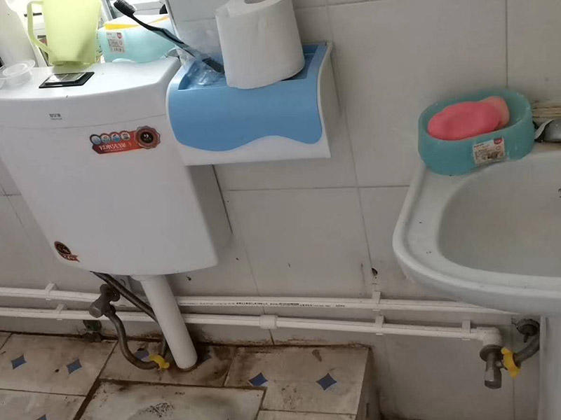 衛(wèi)生間水管更換：安裝PP-R管道最好找專業(yè)公司，不管你的裝修多么豪華高檔，如果你在這方面不舍得用錢就不劃算了。往往管道的暴裂或者堵塞，都會造成水管本身價格數(shù)十倍、數(shù)百倍甚至不可估量的后果。 選擇一種健康環(huán)保合資格的給水管材。目前大多住宅裝修的水管主要分為：UPVC管、PPR管、襯PVC鍍鋅鋼管、鋁塑管、銅管和不銹鋼管幾類。 安裝后一定要進(jìn)行增壓測試。增壓測試一般是在1.5倍水壓的情況下進(jìn)行,在測試中應(yīng)沒有漏水現(xiàn)象。 選擇給水管道的敷設(shè)方式。管道的敷設(shè)分為明裝和暗裝，但哪種安裝方式更適合室內(nèi)給水管道的敷設(shè)呢?明裝是管道在室內(nèi)沿墻、梁、柱、天花板下、地板旁外露敷設(shè)，其優(yōu)點是造價低、施工安裝和維護(hù)修理均方便。缺點是由于管道表面積灰、產(chǎn)生凝水等，影響環(huán)境衛(wèi)生。暗裝是管道在房內(nèi)的地面、吊頂下或在管井、管槽、管溝中隱蔽敷設(shè),暗裝的優(yōu)點是衛(wèi)生條件較好、美觀。缺點是工程投資費(fèi)用高，施工和維修均不方便。由于它是隱蔽工程，如果選用的飲用水管或施工出現(xiàn)問題而導(dǎo)致漏水，那后果較為嚴(yán)重，全新裝修可能毀于一旦。 