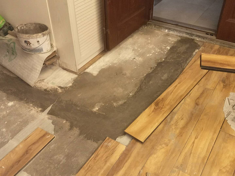 入戶門鋪地板：1、先對(duì)地面進(jìn)行找平，水平的誤差不能超過2毫米。地面要是不平，腳感就不好。再就是將邊、角部位等突起或有不平的地方進(jìn)行局部修整。再鋪防潮層，防潮層可以防止以后地板受潮。鋪平，接縫處要并攏。  2、然后就是安裝地板了，因?yàn)榈匕迨且e(cuò)落安裝的，先預(yù)鋪一下，將部分地板一分為二，要按尺寸來鋸，萬一鋸多了，地板損耗就大了。因?yàn)榈匕逵幸欢ǖ呐蛎浡?，因此鋪裝前要在其與墻面接觸的部位預(yù)留膨脹縫，以免地板起鼓。膨脹縫的大小一般和地板的膨脹系數(shù)有關(guān)系。粘合地板的膠水要用強(qiáng)化地板專用的，這種膠的污染比較小。不要隨便在市場(chǎng)上選非地板專用膠，地板本身就存在的污染上再增加污染源。  3、鋪前看好地板是否用對(duì)，再鋪設(shè)地板。在鋪設(shè)時(shí)，要一塊短的旁邊鋪一塊長的，這樣交叉鋪設(shè)地板就咬得住不易松動(dòng)，地板拼合后還要用工具敲緊。再下來就是銜接了，一般用地板壓條掩蓋。但也有用玻璃膠填充。