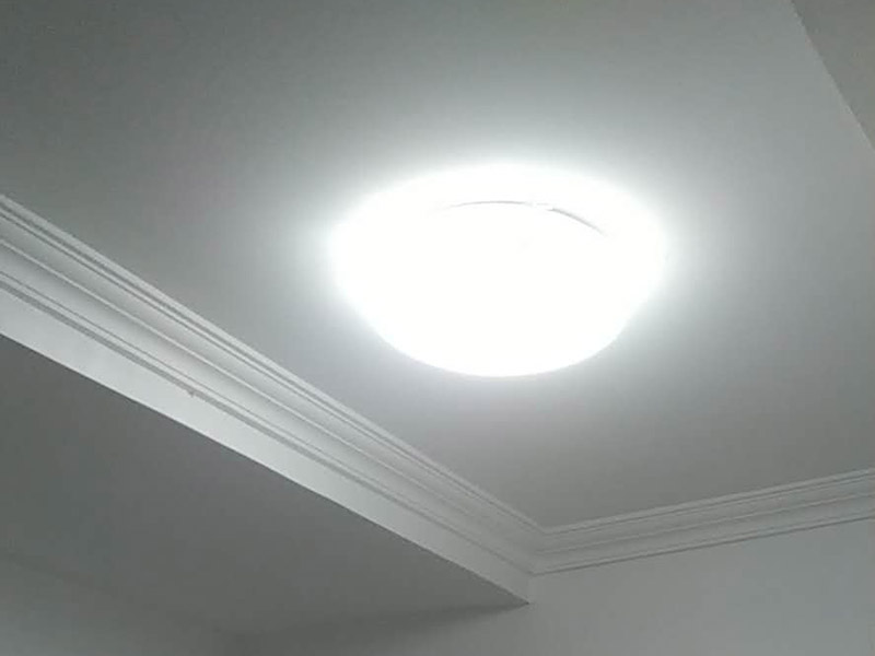 吸頂燈安裝維修：1、拆開吸頂燈包裝，將底座上自帶的線頭去掉;2、把燈管取出來以防在安裝過程中不慎掉落(吸頂燈一般自帶燈源);3、燈管拆下來之后，將吸頂燈底座放在天花板上，畫出燈孔的位置;4、標(biāo)記好孔的位置之后，在天花板上鉆孔，鉆孔的實(shí)際大小需要參照吸頂燈上燈孔的大小來確定;5、鉆好孔之后打入膠體，用以固定螺絲釘;6、把底座裝上去，轉(zhuǎn)個(gè)角度，帶緊螺絲7、斷開室內(nèi)電源，接線，然后把燈管裝回8、仔細(xì)檢查燈具安裝及線路連接是否正確規(guī)范，接線是否牢固;9、通電測(cè)試燈具是否可以正常通電，確認(rèn)燈具運(yùn)行狀況，10、蓋好燈罩、完工