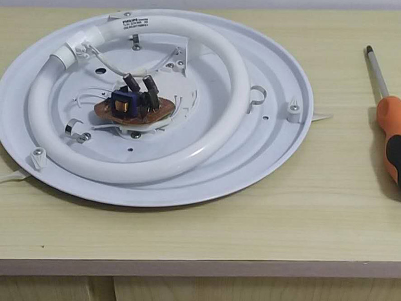 吸頂燈安裝維修：1、拆開吸頂燈包裝，將底座上自帶的線頭去掉;2、把燈管取出來以防在安裝過程中不慎掉落(吸頂燈一般自帶燈源);3、燈管拆下來之后，將吸頂燈底座放在天花板上，畫出燈孔的位置;4、標(biāo)記好孔的位置之后，在天花板上鉆孔，鉆孔的實(shí)際大小需要參照吸頂燈上燈孔的大小來確定;5、鉆好孔之后打入膠體，用以固定螺絲釘;6、把底座裝上去，轉(zhuǎn)個(gè)角度，帶緊螺絲7、斷開室內(nèi)電源，接線，然后把燈管裝回8、仔細(xì)檢查燈具安裝及線路連接是否正確規(guī)范，接線是否牢固;9、通電測(cè)試燈具是否可以正常通電，確認(rèn)燈具運(yùn)行狀況，10、蓋好燈罩、完工