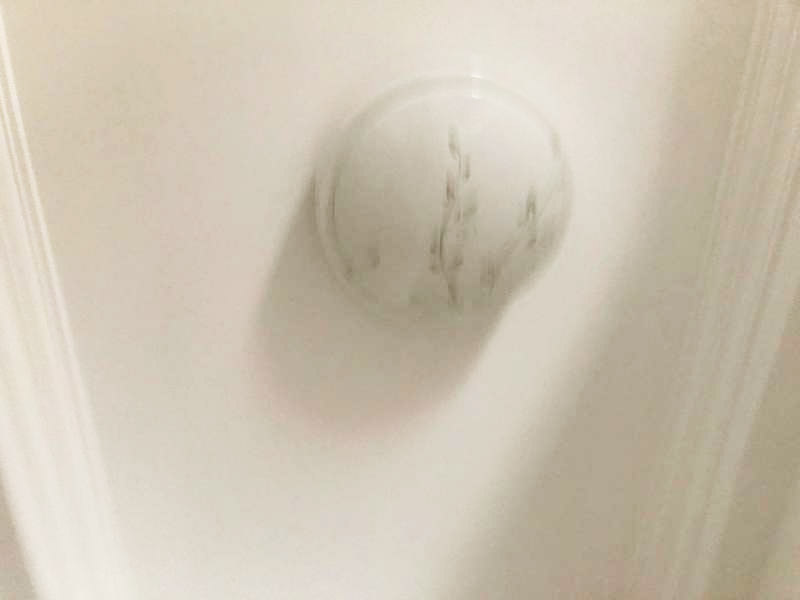 吸頂燈安裝維修：1、拆開吸頂燈包裝，將底座上自帶的線頭去掉;2、把燈管取出來以防在安裝過程中不慎掉落(吸頂燈一般自帶燈源);3、燈管拆下來之后，將吸頂燈底座放在天花板上，畫出燈孔的位置;4、標(biāo)記好孔的位置之后，在天花板上鉆孔，鉆孔的實(shí)際大小需要參照吸頂燈上燈孔的大小來確定;5、鉆好孔之后打入膠體，用以固定螺絲釘;6、把底座裝上去，轉(zhuǎn)個(gè)角度，帶緊螺絲7、斷開室內(nèi)電源，接線，然后把燈管裝回8、仔細(xì)檢查燈具安裝及線路連接是否正確規(guī)范，接線是否牢固;9、通電測(cè)試燈具是否可以正常通電，確認(rèn)燈具運(yùn)行狀況，10、蓋好燈罩、完工