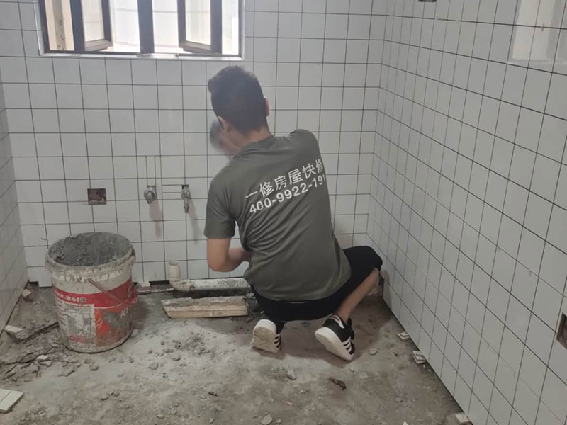 廚房小方磚鋪貼：鋪貼前，先將所鋪平面表面的塵土、雜物等徹底清掃干凈，平面不能有空鼓、開(kāi)裂和起砂等現(xiàn)象，如果存在這些現(xiàn)象，要先進(jìn)行修復(fù)處理，在鋪設(shè)瓷磚。鋪設(shè)墻磚施工前，要先在墻體四周彈出標(biāo)高控制線。鋪設(shè)地磚施工前，要先在地面彈出十字線，從而控制地磚分隔尺寸。瓷磚的鋪貼，要選用1:3干硬性水泥砂漿，砂漿的厚度要在25mm左右。把瓷磚按照要求放在水泥砂漿上，用橡皮錘輕輕敲擊瓷磚的表面，直至瓷磚鋪貼平整。鋪貼完瓷磚后，要進(jìn)行勾縫處理，先清理干凈瓷磚縫隙里的雜質(zhì)，再用專(zhuān)用填縫劑進(jìn)行勾縫處理。鋪貼瓷磚的過(guò)程中，可以一邊鋪貼，一邊進(jìn)行簡(jiǎn)單的清理。在鋪貼完24小時(shí)后，再用棉布等對(duì)瓷磚的表面再進(jìn)行一次清理。