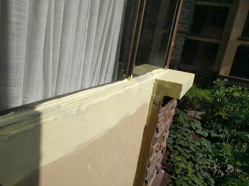 窗戶外墻防水：首先在對防水墻處理的時(shí)候一定要對墻體進(jìn)行檢查，看一看墻體有什么裂縫，或者不均勻的地方，這些地方需要處理過后才能對墻體進(jìn)行防水處理。嚴(yán)禁在墻面上留下空，裂縫，凹凸不平等問題，而且在外部進(jìn)入室內(nèi)的管子穿過墻體的也要做好密封性。這樣的墻才能做防水處理，不然的話效果會(huì)大打折扣。 ⑴砂漿應(yīng)嚴(yán)格按配比進(jìn)行，嚴(yán)格計(jì)量，控制水灰比，嚴(yán)禁施工過程中隨意摻水； ⑵對抹灰砂漿應(yīng)分層抹灰，尤其是高層建筑，局部外墻抹灰較厚，這就需要進(jìn)行分層批灰，每層抹灰厚度不應(yīng)超過2㎝，如厚度過大，在分層處應(yīng)設(shè)鋼絲網(wǎng)； ⑶批灰砂漿可用聚合物防水砂漿； ⑷外墻抹灰腳手架拉接筋等，應(yīng)切割后，喇叭口抹實(shí)壓平，定漿后，可用鐵抹子切成反搓，然后再刷一道素水泥漿。