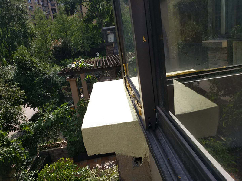 窗戶外墻防水：首先在對防水墻處理的時(shí)候一定要對墻體進(jìn)行檢查，看一看墻體有什么裂縫，或者不均勻的地方，這些地方需要處理過后才能對墻體進(jìn)行防水處理。嚴(yán)禁在墻面上留下空，裂縫，凹凸不平等問題，而且在外部進(jìn)入室內(nèi)的管子穿過墻體的也要做好密封性。這樣的墻才能做防水處理，不然的話效果會(huì)大打折扣。 ⑴砂漿應(yīng)嚴(yán)格按配比進(jìn)行，嚴(yán)格計(jì)量，控制水灰比，嚴(yán)禁施工過程中隨意摻水； ⑵對抹灰砂漿應(yīng)分層抹灰，尤其是高層建筑，局部外墻抹灰較厚，這就需要進(jìn)行分層批灰，每層抹灰厚度不應(yīng)超過2㎝，如厚度過大，在分層處應(yīng)設(shè)鋼絲網(wǎng)； ⑶批灰砂漿可用聚合物防水砂漿； ⑷外墻抹灰腳手架拉接筋等，應(yīng)切割后，喇叭口抹實(shí)壓平，定漿后，可用鐵抹子切成反搓，然后再刷一道素水泥漿。