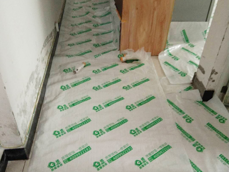 地面家具成品保護(hù)：1、墻地面瓷磚，在鋪貼未干固的情況下，不要急于勾縫，以免人為地造成瓷磚松動、高低不平，影響施工效果。 　　2、地面瓷磚干固前，不要在上面走動、堆放雜物，以免造成瓷磚松動、高低不平。 　　3、地面瓷磚鋪貼完后，最好使用成品保護(hù)膜覆蓋磚面，既可以防止裝修時的沙子磨傷地面，同時也能有效地防止油漆涂料等有色液體滴落磚面，造成地面污染。 　　4、做好浴缸、面盆的保護(hù) 　　衛(wèi)生間浴缸、面盆的安裝一般都在早期進(jìn)行，在后期施工中，這些設(shè)施難免會被大量粉塵、小水泥渣等異物污染。