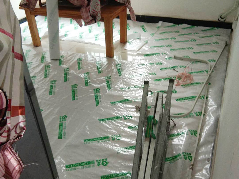 地面家具成品保護(hù)：1、墻地面瓷磚，在鋪貼未干固的情況下，不要急于勾縫，以免人為地造成瓷磚松動、高低不平，影響施工效果。 　　2、地面瓷磚干固前，不要在上面走動、堆放雜物，以免造成瓷磚松動、高低不平。 　　3、地面瓷磚鋪貼完后，最好使用成品保護(hù)膜覆蓋磚面，既可以防止裝修時的沙子磨傷地面，同時也能有效地防止油漆涂料等有色液體滴落磚面，造成地面污染。 　　4、做好浴缸、面盆的保護(hù) 　　衛(wèi)生間浴缸、面盆的安裝一般都在早期進(jìn)行，在后期施工中，這些設(shè)施難免會被大量粉塵、小水泥渣等異物污染。