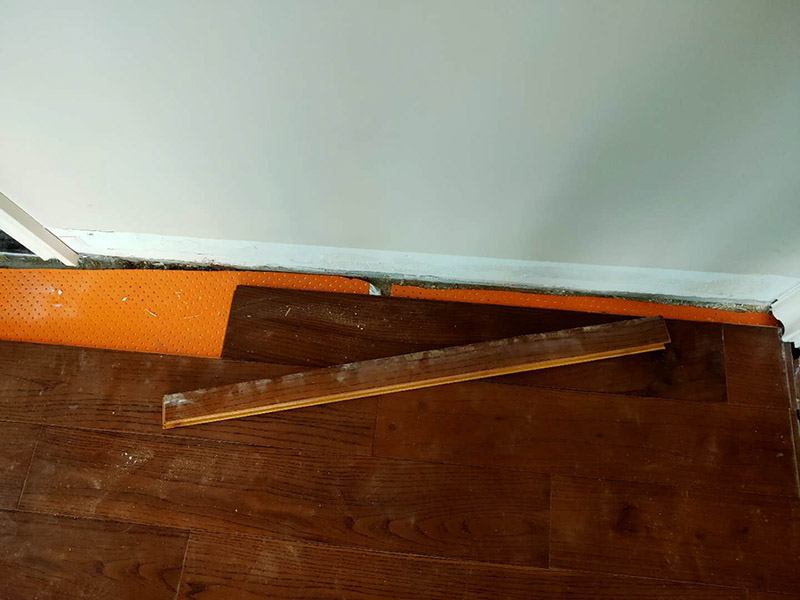 地板切割安裝：地板在拼裝時(shí)，在邊角部分要對(duì)地板進(jìn)行切割。切割前要先測(cè)量地面的大小，在地板上做好標(biāo)記，由于地板比較輕，需要用一只手固定，另一只手控制手提切割機(jī)。開啟電源，沿著標(biāo)記好的痕跡進(jìn)行切割，去掉多余的部分。 首要要對(duì)每一邊進(jìn)行單獨(dú)測(cè)量，把大于所需要形狀的地板放置在鋪裝的位置上，比照切割大小，用角尺等工具將具體尺寸標(biāo)記在地板塊上;然后我們?cè)儆贸咦觼?lái)測(cè)量所需鋪設(shè)地板的位置的寬度，在地板塊上進(jìn)行標(biāo)記;接著使用標(biāo)尺畫切割線;最后我們使用切割機(jī)進(jìn)行切割，再按照正常的鋪裝方法進(jìn)行安裝。鋪裝完成以后的地板地面與墻體之間要保持一定的縫隙，一方面為給地板熱脹冷縮留下空余，另一方面為給安裝地腳線留下空余，地腳線會(huì)蓋住這個(gè)縫隙，因此不會(huì)影響美觀。