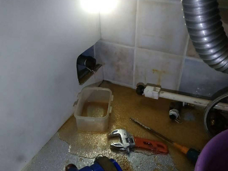 管道角閥漏水維修：1.關(guān)閉總水閥,用活動扳手擰下角閥,查看接口。
2.查看角閥接口金屬邊緣是否破損,如果破損需要更換整只角閥。
3.查看角閥接口上的軟管內(nèi)墊片破損情況。
4.無明顯破損,沖洗軟管接口上的雜質(zhì),纏上生料帶重新裝回。
5.破損嚴重需要更換接口墊片,纏生料帶裝回。