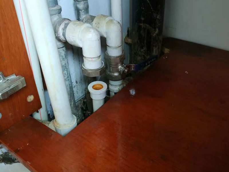 管道角閥漏水維修：1.關(guān)閉總水閥,用活動扳手擰下角閥,查看接口。
2.查看角閥接口金屬邊緣是否破損,如果破損需要更換整只角閥。
3.查看角閥接口上的軟管內(nèi)墊片破損情況。
4.無明顯破損,沖洗軟管接口上的雜質(zhì),纏上生料帶重新裝回。
5.破損嚴重需要更換接口墊片,纏生料帶裝回。