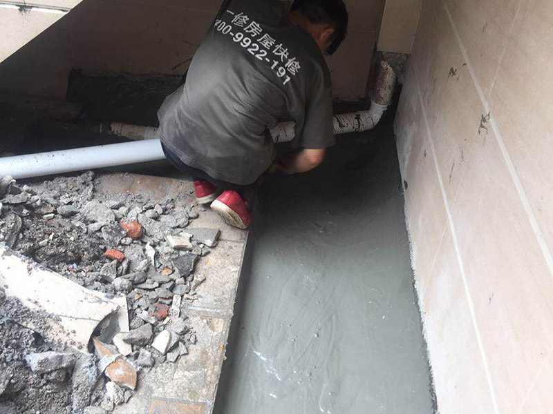 露臺防水維修：1、在露臺防水施工過程中應(yīng)當(dāng)使用相應(yīng)的涂膜防水材料，而且所使用的防水材料應(yīng)當(dāng)符合于國家的相關(guān)規(guī)定，并且具有商品相應(yīng)的合格證書;在進行露臺防水材料的施工過程中，其表面應(yīng)當(dāng)保持平坦，不可以有空鼓及開裂等現(xiàn)象，其底層的含水率同時也需要達到標(biāo)準(zhǔn)。  2、對于防水層的設(shè)計應(yīng)當(dāng)從地面一直延伸到墻面，在露臺防水材料的施工過程中應(yīng)當(dāng)與順流水方向搭接，可以采用兩層以上的玻纖布來進行上下的搭接；再者就是保護層的水泥砂漿的厚度與強度也必須符合規(guī)定，在施工過程中嚴(yán)禁損壞防水層，而且要做好排水的疏通工作，不可以有積水倒坡的情況。