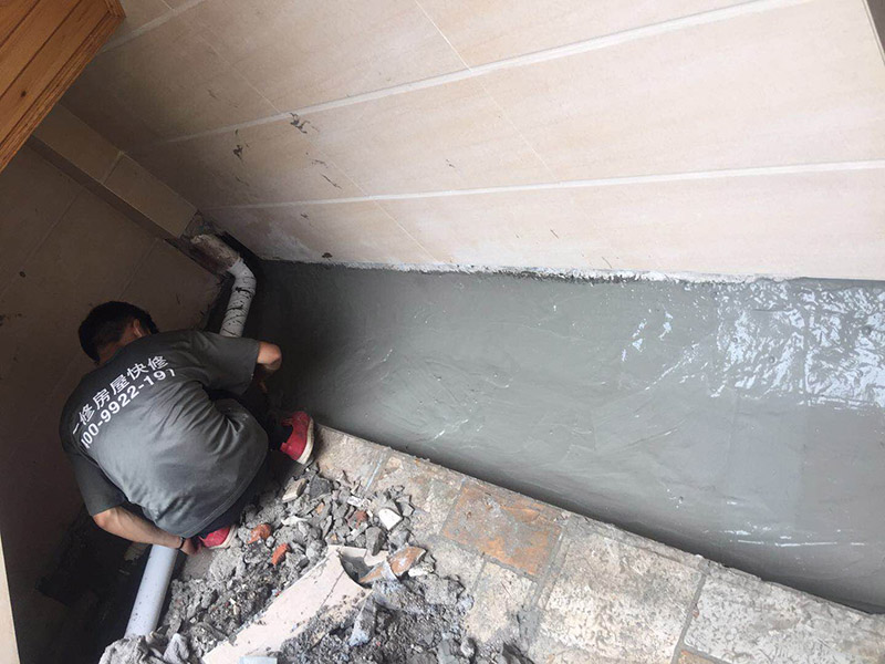 露臺防水維修：1、在露臺防水施工過程中應(yīng)當(dāng)使用相應(yīng)的涂膜防水材料，而且所使用的防水材料應(yīng)當(dāng)符合于國家的相關(guān)規(guī)定，并且具有商品相應(yīng)的合格證書;在進行露臺防水材料的施工過程中，其表面應(yīng)當(dāng)保持平坦，不可以有空鼓及開裂等現(xiàn)象，其底層的含水率同時也需要達到標(biāo)準(zhǔn)。  2、對于防水層的設(shè)計應(yīng)當(dāng)從地面一直延伸到墻面，在露臺防水材料的施工過程中應(yīng)當(dāng)與順流水方向搭接，可以采用兩層以上的玻纖布來進行上下的搭接；再者就是保護層的水泥砂漿的厚度與強度也必須符合規(guī)定，在施工過程中嚴(yán)禁損壞防水層，而且要做好排水的疏通工作，不可以有積水倒坡的情況。