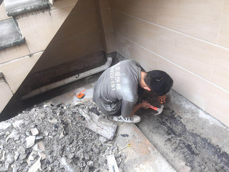 露臺防水維修：1、在露臺防水施工過程中應(yīng)當(dāng)使用相應(yīng)的涂膜防水材料，而且所使用的防水材料應(yīng)當(dāng)符合于國家的相關(guān)規(guī)定，并且具有商品相應(yīng)的合格證書;在進行露臺防水材料的施工過程中，其表面應(yīng)當(dāng)保持平坦，不可以有空鼓及開裂等現(xiàn)象，其底層的含水率同時也需要達到標(biāo)準(zhǔn)。  2、對于防水層的設(shè)計應(yīng)當(dāng)從地面一直延伸到墻面，在露臺防水材料的施工過程中應(yīng)當(dāng)與順流水方向搭接，可以采用兩層以上的玻纖布來進行上下的搭接；再者就是保護層的水泥砂漿的厚度與強度也必須符合規(guī)定，在施工過程中嚴(yán)禁損壞防水層，而且要做好排水的疏通工作，不可以有積水倒坡的情況。