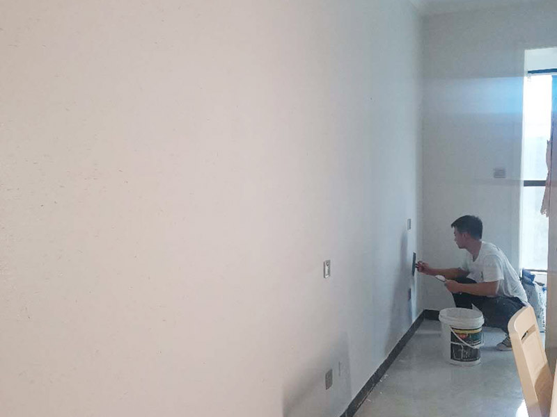 墻面硅藻泥維修： 1. 一般墻面基底材料為水泥、木工板、石膏板等，如其基底材料為同一種物質(zhì)，可按做墻面乳膠漆所需要的要求進行上膩子，打磨平整就可以 　 　2.如基底材料為同一物質(zhì)，但有接縫的，可以用網(wǎng)格布先貼上接縫再處理（考慮到熱脹冷縮，所以細縫不必要填充滿），再進行上膩子，打磨平整。 　 　3.如基底材料為不同材料（如水泥墻和木工板墻拼接，水泥墻和石膏板墻拼接，木工板墻和石膏板墻拼接等），接縫處理就要用的確良布或無紡布，加白膠進行處理。