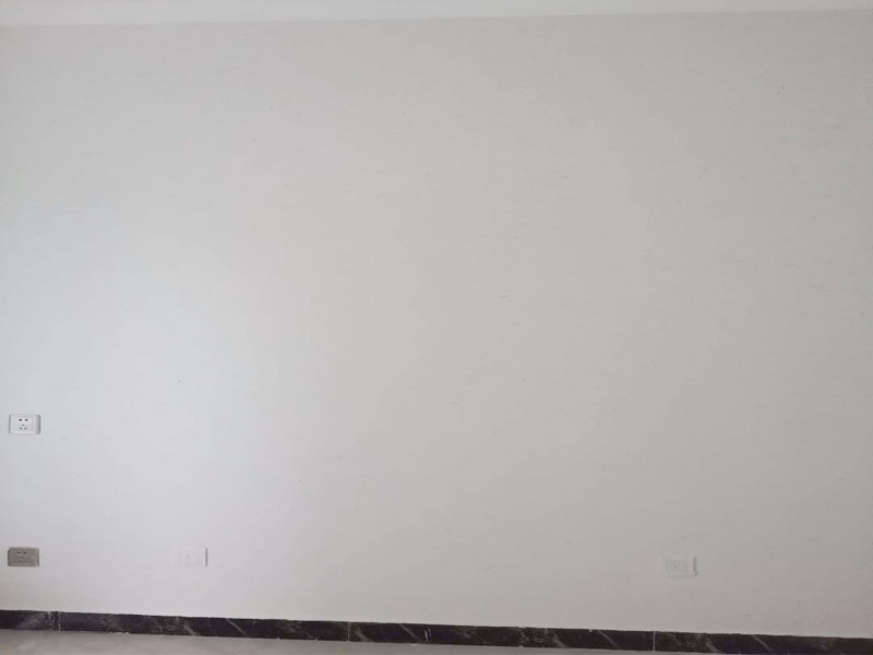 墻面硅藻泥維修： 1. 一般墻面基底材料為水泥、木工板、石膏板等，如其基底材料為同一種物質(zhì)，可按做墻面乳膠漆所需要的要求進行上膩子，打磨平整就可以 　 　2.如基底材料為同一物質(zhì)，但有接縫的，可以用網(wǎng)格布先貼上接縫再處理（考慮到熱脹冷縮，所以細縫不必要填充滿），再進行上膩子，打磨平整。 　 　3.如基底材料為不同材料（如水泥墻和木工板墻拼接，水泥墻和石膏板墻拼接，木工板墻和石膏板墻拼接等），接縫處理就要用的確良布或無紡布，加白膠進行處理。