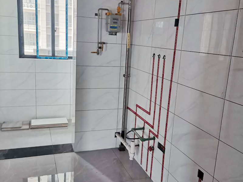 全屋電路走線：一、開槽不能太用力，工人需要按照電路圖的指示，在墻地面相應(yīng)的位置開槽，千萬不能進(jìn)行盲目施工或者隨意開槽埋管，以免破壞承重墻。另外，槽道的轉(zhuǎn)角處要做好圓角處理，以防轉(zhuǎn)角處尖銳的直角刮破穿線管。 二、電線一定要穿管 電線不能直接埋入墻內(nèi)，一定要穿過PVC管，否則就容易老化與損壞，而且后期維修起來也比較困難。也就是說，不把墻體重新鑿開，都無法對(duì)電線進(jìn)行更換。 三、一根管內(nèi)電線不能太多一根管道中的電線，不能超過管道橫截面積的40%。一般一根管道內(nèi)可以傳入三根電線，如果電線太多，不僅會(huì)影響管道的正常使用壽命，而且還會(huì)增加安全隱患。 四、強(qiáng)弱電線要分開 強(qiáng)電的管道不能與弱電的管道位于同一個(gè)凹槽內(nèi)。強(qiáng)電線更是不能與弱電線穿進(jìn)同一根管道內(nèi)，否則強(qiáng)電線通電時(shí)產(chǎn)生的電磁波會(huì)對(duì)弱電信號(hào)產(chǎn)生很大的影響。另外，如果強(qiáng)電線管道與弱電線管道相交了，那就需要用鋁箔紙包裹住兩者的相交部分。五、強(qiáng)弱電要分色區(qū)別在電路改造</a>時(shí)，火線、零線和接地線應(yīng)該用不同顏色的電線來表示。一般情況下，火線用紅色或黑色的線表示，零線用綠色或藍(lán)色的線表示，接地線用黃綠相間的雙色線表示。另外，強(qiáng)電和弱電的穿線管也要注意顏色區(qū)分，強(qiáng)電的穿線管通常使用紅色的管子，弱電的穿線管使用綠色或藍(lán)色的管子。 六、管道內(nèi)要無接頭，電線線路需要彎曲或分支時(shí)，一定要使用專門的彎頭和護(hù)套盒進(jìn)行連接。如果電線不夠長(zhǎng)，要在護(hù)套盒內(nèi)連接，從而保證穿線管內(nèi)的電線沒有接頭。