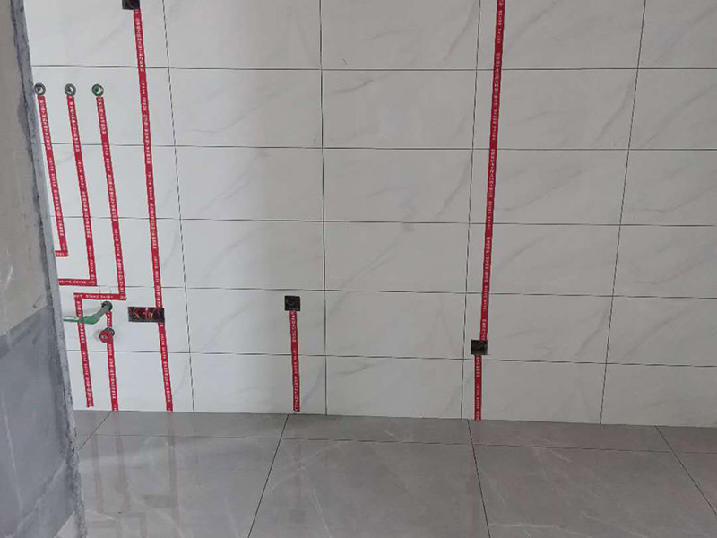 全屋電路走線：一、開槽不能太用力，工人需要按照電路圖的指示，在墻地面相應(yīng)的位置開槽，千萬不能進(jìn)行盲目施工或者隨意開槽埋管，以免破壞承重墻。另外，槽道的轉(zhuǎn)角處要做好圓角處理，以防轉(zhuǎn)角處尖銳的直角刮破穿線管。 二、電線一定要穿管 電線不能直接埋入墻內(nèi)，一定要穿過PVC管，否則就容易老化與損壞，而且后期維修起來也比較困難。也就是說，不把墻體重新鑿開，都無法對(duì)電線進(jìn)行更換。 三、一根管內(nèi)電線不能太多一根管道中的電線，不能超過管道橫截面積的40%。一般一根管道內(nèi)可以傳入三根電線，如果電線太多，不僅會(huì)影響管道的正常使用壽命，而且還會(huì)增加安全隱患。 四、強(qiáng)弱電線要分開 強(qiáng)電的管道不能與弱電的管道位于同一個(gè)凹槽內(nèi)。強(qiáng)電線更是不能與弱電線穿進(jìn)同一根管道內(nèi)，否則強(qiáng)電線通電時(shí)產(chǎn)生的電磁波會(huì)對(duì)弱電信號(hào)產(chǎn)生很大的影響。另外，如果強(qiáng)電線管道與弱電線管道相交了，那就需要用鋁箔紙包裹住兩者的相交部分。五、強(qiáng)弱電要分色區(qū)別在電路改造</a>時(shí)，火線、零線和接地線應(yīng)該用不同顏色的電線來表示。一般情況下，火線用紅色或黑色的線表示，零線用綠色或藍(lán)色的線表示，接地線用黃綠相間的雙色線表示。另外，強(qiáng)電和弱電的穿線管也要注意顏色區(qū)分，強(qiáng)電的穿線管通常使用紅色的管子，弱電的穿線管使用綠色或藍(lán)色的管子。 六、管道內(nèi)要無接頭，電線線路需要彎曲或分支時(shí)，一定要使用專門的彎頭和護(hù)套盒進(jìn)行連接。如果電線不夠長(zhǎng)，要在護(hù)套盒內(nèi)連接，從而保證穿線管內(nèi)的電線沒有接頭。