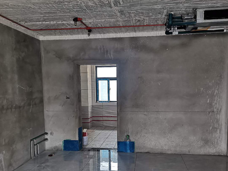 全屋電路走線：一、開槽不能太用力，工人需要按照電路圖的指示，在墻地面相應(yīng)的位置開槽，千萬不能進(jìn)行盲目施工或者隨意開槽埋管，以免破壞承重墻。另外，槽道的轉(zhuǎn)角處要做好圓角處理，以防轉(zhuǎn)角處尖銳的直角刮破穿線管。 二、電線一定要穿管 電線不能直接埋入墻內(nèi)，一定要穿過PVC管，否則就容易老化與損壞，而且后期維修起來也比較困難。也就是說，不把墻體重新鑿開，都無法對(duì)電線進(jìn)行更換。 三、一根管內(nèi)電線不能太多一根管道中的電線，不能超過管道橫截面積的40%。一般一根管道內(nèi)可以傳入三根電線，如果電線太多，不僅會(huì)影響管道的正常使用壽命，而且還會(huì)增加安全隱患。 四、強(qiáng)弱電線要分開 強(qiáng)電的管道不能與弱電的管道位于同一個(gè)凹槽內(nèi)。強(qiáng)電線更是不能與弱電線穿進(jìn)同一根管道內(nèi)，否則強(qiáng)電線通電時(shí)產(chǎn)生的電磁波會(huì)對(duì)弱電信號(hào)產(chǎn)生很大的影響。另外，如果強(qiáng)電線管道與弱電線管道相交了，那就需要用鋁箔紙包裹住兩者的相交部分。五、強(qiáng)弱電要分色區(qū)別在電路改造</a>時(shí)，火線、零線和接地線應(yīng)該用不同顏色的電線來表示。一般情況下，火線用紅色或黑色的線表示，零線用綠色或藍(lán)色的線表示，接地線用黃綠相間的雙色線表示。另外，強(qiáng)電和弱電的穿線管也要注意顏色區(qū)分，強(qiáng)電的穿線管通常使用紅色的管子，弱電的穿線管使用綠色或藍(lán)色的管子。 六、管道內(nèi)要無接頭，電線線路需要彎曲或分支時(shí)，一定要使用專門的彎頭和護(hù)套盒進(jìn)行連接。如果電線不夠長(zhǎng)，要在護(hù)套盒內(nèi)連接，從而保證穿線管內(nèi)的電線沒有接頭。