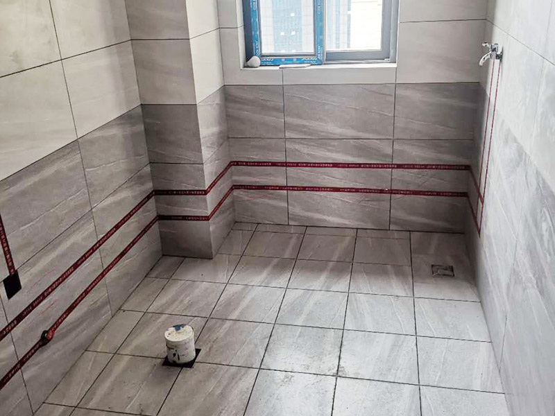 全屋電路走線：一、開槽不能太用力，工人需要按照電路圖的指示，在墻地面相應(yīng)的位置開槽，千萬不能進(jìn)行盲目施工或者隨意開槽埋管，以免破壞承重墻。另外，槽道的轉(zhuǎn)角處要做好圓角處理，以防轉(zhuǎn)角處尖銳的直角刮破穿線管。 二、電線一定要穿管 電線不能直接埋入墻內(nèi)，一定要穿過PVC管，否則就容易老化與損壞，而且后期維修起來也比較困難。也就是說，不把墻體重新鑿開，都無法對(duì)電線進(jìn)行更換。 三、一根管內(nèi)電線不能太多一根管道中的電線，不能超過管道橫截面積的40%。一般一根管道內(nèi)可以傳入三根電線，如果電線太多，不僅會(huì)影響管道的正常使用壽命，而且還會(huì)增加安全隱患。 四、強(qiáng)弱電線要分開 強(qiáng)電的管道不能與弱電的管道位于同一個(gè)凹槽內(nèi)。強(qiáng)電線更是不能與弱電線穿進(jìn)同一根管道內(nèi)，否則強(qiáng)電線通電時(shí)產(chǎn)生的電磁波會(huì)對(duì)弱電信號(hào)產(chǎn)生很大的影響。另外，如果強(qiáng)電線管道與弱電線管道相交了，那就需要用鋁箔紙包裹住兩者的相交部分。五、強(qiáng)弱電要分色區(qū)別在電路改造</a>時(shí)，火線、零線和接地線應(yīng)該用不同顏色的電線來表示。一般情況下，火線用紅色或黑色的線表示，零線用綠色或藍(lán)色的線表示，接地線用黃綠相間的雙色線表示。另外，強(qiáng)電和弱電的穿線管也要注意顏色區(qū)分，強(qiáng)電的穿線管通常使用紅色的管子，弱電的穿線管使用綠色或藍(lán)色的管子。 六、管道內(nèi)要無接頭，電線線路需要彎曲或分支時(shí)，一定要使用專門的彎頭和護(hù)套盒進(jìn)行連接。如果電線不夠長(zhǎng)，要在護(hù)套盒內(nèi)連接，從而保證穿線管內(nèi)的電線沒有接頭。