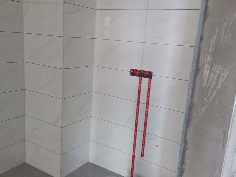 全屋電路走線：一、開槽不能太用力，工人需要按照電路圖的指示，在墻地面相應(yīng)的位置開槽，千萬不能進(jìn)行盲目施工或者隨意開槽埋管，以免破壞承重墻。另外，槽道的轉(zhuǎn)角處要做好圓角處理，以防轉(zhuǎn)角處尖銳的直角刮破穿線管。 二、電線一定要穿管 電線不能直接埋入墻內(nèi)，一定要穿過PVC管，否則就容易老化與損壞，而且后期維修起來也比較困難。也就是說，不把墻體重新鑿開，都無法對(duì)電線進(jìn)行更換。 三、一根管內(nèi)電線不能太多一根管道中的電線，不能超過管道橫截面積的40%。一般一根管道內(nèi)可以傳入三根電線，如果電線太多，不僅會(huì)影響管道的正常使用壽命，而且還會(huì)增加安全隱患。 四、強(qiáng)弱電線要分開 強(qiáng)電的管道不能與弱電的管道位于同一個(gè)凹槽內(nèi)。強(qiáng)電線更是不能與弱電線穿進(jìn)同一根管道內(nèi)，否則強(qiáng)電線通電時(shí)產(chǎn)生的電磁波會(huì)對(duì)弱電信號(hào)產(chǎn)生很大的影響。另外，如果強(qiáng)電線管道與弱電線管道相交了，那就需要用鋁箔紙包裹住兩者的相交部分。五、強(qiáng)弱電要分色區(qū)別在電路改造</a>時(shí)，火線、零線和接地線應(yīng)該用不同顏色的電線來表示。一般情況下，火線用紅色或黑色的線表示，零線用綠色或藍(lán)色的線表示，接地線用黃綠相間的雙色線表示。另外，強(qiáng)電和弱電的穿線管也要注意顏色區(qū)分，強(qiáng)電的穿線管通常使用紅色的管子，弱電的穿線管使用綠色或藍(lán)色的管子。 六、管道內(nèi)要無接頭，電線線路需要彎曲或分支時(shí)，一定要使用專門的彎頭和護(hù)套盒進(jìn)行連接。如果電線不夠長(zhǎng)，要在護(hù)套盒內(nèi)連接，從而保證穿線管內(nèi)的電線沒有接頭。