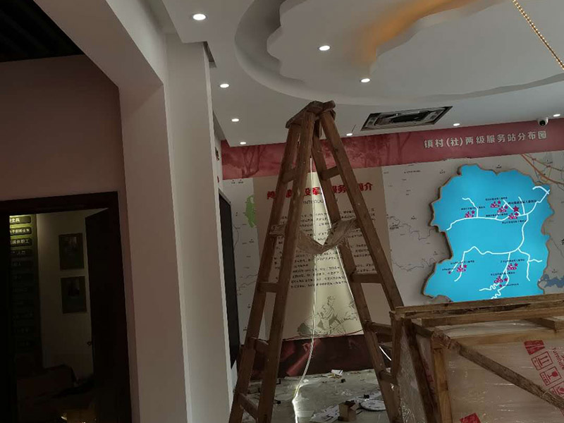 公司企業(yè)墻電路改造:用電需求進行定位，完成定位之后，師傅會按照定位和電路走向，進行開槽布線，開的槽要橫平豎直，這樣才是規(guī)范的做法。布線都是使用線管進行暗埋，有PVC和冷彎管兩種，冷彎管彎曲效果很好，不會斷裂，是布線不錯的選擇，它的轉(zhuǎn)角有一定弧度，線可以隨便更換，不需要開墻。如果選擇冷彎管的話，需要借助彎管工具，弧度是線管直徑的十倍，這樣穿線或拆線，才能暢通無阻。 (1)強弱電之間的距離是30-50公分，避免受到干擾，影響正常使用，甚至不安全，強弱電不可以在同一根管內(nèi)。 (2)管子里面的導(dǎo)線總截面面積，要比保護管截面面積小百分之四十，比如：二十的管內(nèi)最多可以穿四根2.5平方的電線。 (3)如果線管需要連接，肯定要使用接頭，接頭和管子要用膠粘牢固。線管在地面的話，需要進行保護，預(yù)防被踩裂，影響后期檢修。