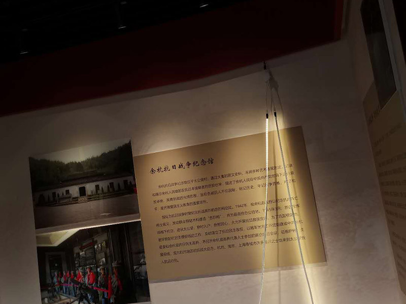 公司企業(yè)墻電路改造:用電需求進行定位，完成定位之后，師傅會按照定位和電路走向，進行開槽布線，開的槽要橫平豎直，這樣才是規(guī)范的做法。布線都是使用線管進行暗埋，有PVC和冷彎管兩種，冷彎管彎曲效果很好，不會斷裂，是布線不錯的選擇，它的轉(zhuǎn)角有一定弧度，線可以隨便更換，不需要開墻。如果選擇冷彎管的話，需要借助彎管工具，弧度是線管直徑的十倍，這樣穿線或拆線，才能暢通無阻。 (1)強弱電之間的距離是30-50公分，避免受到干擾，影響正常使用，甚至不安全，強弱電不可以在同一根管內(nèi)。 (2)管子里面的導(dǎo)線總截面面積，要比保護管截面面積小百分之四十，比如：二十的管內(nèi)最多可以穿四根2.5平方的電線。 (3)如果線管需要連接，肯定要使用接頭，接頭和管子要用膠粘牢固。線管在地面的話，需要進行保護，預(yù)防被踩裂，影響后期檢修。