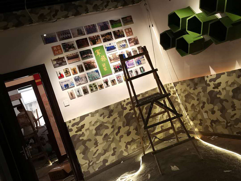 公司企業(yè)墻電路改造:用電需求進行定位，完成定位之后，師傅會按照定位和電路走向，進行開槽布線，開的槽要橫平豎直，這樣才是規(guī)范的做法。布線都是使用線管進行暗埋，有PVC和冷彎管兩種，冷彎管彎曲效果很好，不會斷裂，是布線不錯的選擇，它的轉(zhuǎn)角有一定弧度，線可以隨便更換，不需要開墻。如果選擇冷彎管的話，需要借助彎管工具，弧度是線管直徑的十倍，這樣穿線或拆線，才能暢通無阻。 (1)強弱電之間的距離是30-50公分，避免受到干擾，影響正常使用，甚至不安全，強弱電不可以在同一根管內(nèi)。 (2)管子里面的導(dǎo)線總截面面積，要比保護管截面面積小百分之四十，比如：二十的管內(nèi)最多可以穿四根2.5平方的電線。 (3)如果線管需要連接，肯定要使用接頭，接頭和管子要用膠粘牢固。線管在地面的話，需要進行保護，預(yù)防被踩裂，影響后期檢修。