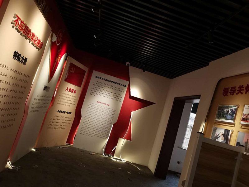 公司企業(yè)墻電路改造:用電需求進行定位，完成定位之后，師傅會按照定位和電路走向，進行開槽布線，開的槽要橫平豎直，這樣才是規(guī)范的做法。布線都是使用線管進行暗埋，有PVC和冷彎管兩種，冷彎管彎曲效果很好，不會斷裂，是布線不錯的選擇，它的轉(zhuǎn)角有一定弧度，線可以隨便更換，不需要開墻。如果選擇冷彎管的話，需要借助彎管工具，弧度是線管直徑的十倍，這樣穿線或拆線，才能暢通無阻。 (1)強弱電之間的距離是30-50公分，避免受到干擾，影響正常使用，甚至不安全，強弱電不可以在同一根管內(nèi)。 (2)管子里面的導(dǎo)線總截面面積，要比保護管截面面積小百分之四十，比如：二十的管內(nèi)最多可以穿四根2.5平方的電線。 (3)如果線管需要連接，肯定要使用接頭，接頭和管子要用膠粘牢固。線管在地面的話，需要進行保護，預(yù)防被踩裂，影響后期檢修。