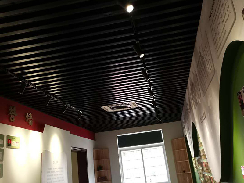 公司企業(yè)墻電路改造:用電需求進行定位，完成定位之后，師傅會按照定位和電路走向，進行開槽布線，開的槽要橫平豎直，這樣才是規(guī)范的做法。布線都是使用線管進行暗埋，有PVC和冷彎管兩種，冷彎管彎曲效果很好，不會斷裂，是布線不錯的選擇，它的轉(zhuǎn)角有一定弧度，線可以隨便更換，不需要開墻。如果選擇冷彎管的話，需要借助彎管工具，弧度是線管直徑的十倍，這樣穿線或拆線，才能暢通無阻。 (1)強弱電之間的距離是30-50公分，避免受到干擾，影響正常使用，甚至不安全，強弱電不可以在同一根管內(nèi)。 (2)管子里面的導(dǎo)線總截面面積，要比保護管截面面積小百分之四十，比如：二十的管內(nèi)最多可以穿四根2.5平方的電線。 (3)如果線管需要連接，肯定要使用接頭，接頭和管子要用膠粘牢固。線管在地面的話，需要進行保護，預(yù)防被踩裂，影響后期檢修。