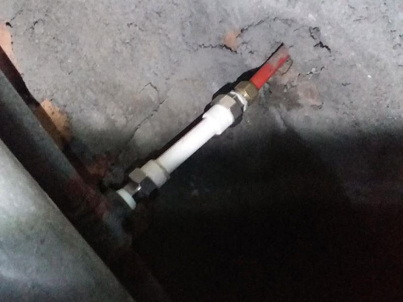 水管漏水維修更換：首先發(fā)現(xiàn)家里出現(xiàn)墻體里水管漏水的情況，第一時(shí)間是找到家里進(jìn)水的閥門，將閥門關(guān)閉斷開(kāi)供水源頭，以防繼續(xù)漏水。然后水管漏水怎么辦？下一步自然是要檢查暗水管漏水的漏水點(diǎn)在哪里。 暗水管漏水要找到漏水點(diǎn)并不是一件容易的事。由于是墻體里水管漏水，有時(shí)候墻面基層或者貼有瓷磚的墻面防水性較好，暗水管漏水可能會(huì)隨著管壁洇到其他地方，所以有時(shí)候我們看到的墻面被浸濕的地方，并不一定百分之百就是暗水管漏水的地方。安裝前要對(duì)水管及其各種配件進(jìn)行檢查，看是否有破損、滲漏等問(wèn)題，水管及配件的連接必須正確牢固，接好后進(jìn)行測(cè)試沒(méi)問(wèn)題后再進(jìn)行安裝。 管道安裝應(yīng)到橫平豎直，鋪設(shè)牢固，PVC下水管必須膠粘嚴(yán)密，坡度符合35/1000要求;