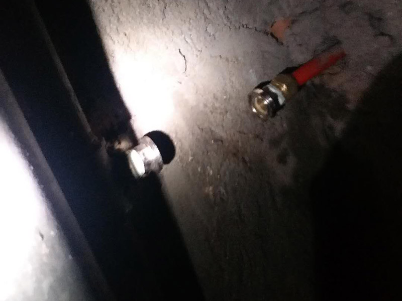 水管漏水維修更換：首先發(fā)現(xiàn)家里出現(xiàn)墻體里水管漏水的情況，第一時(shí)間是找到家里進(jìn)水的閥門，將閥門關(guān)閉斷開(kāi)供水源頭，以防繼續(xù)漏水。然后水管漏水怎么辦？下一步自然是要檢查暗水管漏水的漏水點(diǎn)在哪里。 暗水管漏水要找到漏水點(diǎn)并不是一件容易的事。由于是墻體里水管漏水，有時(shí)候墻面基層或者貼有瓷磚的墻面防水性較好，暗水管漏水可能會(huì)隨著管壁洇到其他地方，所以有時(shí)候我們看到的墻面被浸濕的地方，并不一定百分之百就是暗水管漏水的地方。安裝前要對(duì)水管及其各種配件進(jìn)行檢查，看是否有破損、滲漏等問(wèn)題，水管及配件的連接必須正確牢固，接好后進(jìn)行測(cè)試沒(méi)問(wèn)題后再進(jìn)行安裝。 管道安裝應(yīng)到橫平豎直，鋪設(shè)牢固，PVC下水管必須膠粘嚴(yán)密，坡度符合35/1000要求;