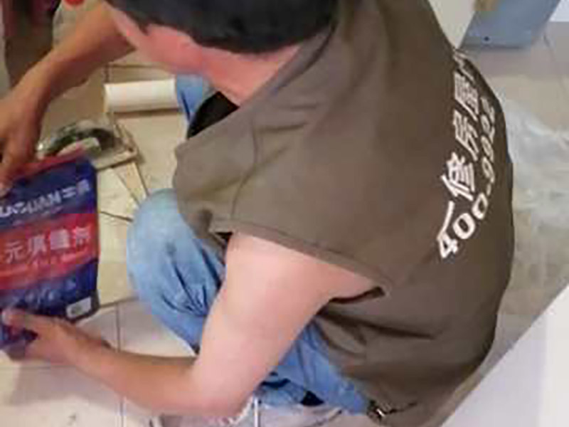 衛(wèi)生間地面回填:回填衛(wèi)生間可bai以用一些輕質磚du和水泥沙子就可以，另外現在很多的人會選zhi用陶粒，dao雖然陶粒成本比較高，但是對于承重和吸水相對來說是比較好的。另外在回填以后需要做一些結構面的防水處理，那就是排污管定位后要用水泥砂漿固定，這樣在回填做防水處理是比較合適的。