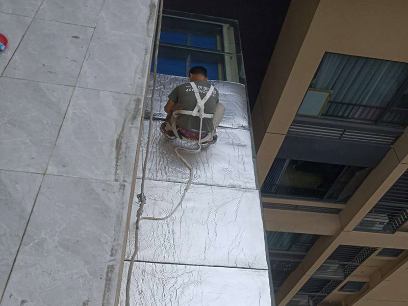 玻璃屋頂保溫防水：一是松散材料，如爐渣、膨脹蛭石、膨脹珍珠巖等，目前已較少使用。二是板狀材料，如膨脹蛭石、膨脹珍珠巖塊，泡沫水泥、加氣砼塊，巖棉板、EPS聚笨板、XPS擠塑板。三是整體現(xiàn)澆（噴）保溫層，如瀝青膨脹蛭石、瀝青膨脹珍珠巖、聚酯硬泡防水保溫一體化系統(tǒng) 等。 目前較多使用的是巖棉板、EPS聚笨板、XPS擠塑板等板狀材料。聚酯硬泡防水保溫等一體化系統(tǒng)發(fā)展迅速。2 保溫層的施工 保溫層施工前基層應(yīng)平整、干燥和干凈，保溫板緊貼（靠）基層、鋪平墊穩(wěn)、分層鋪設(shè)時(shí)上下層接縫錯(cuò)開，拼縫嚴(yán)密，板間縫隙應(yīng)采用同類型材料嵌填密實(shí)，粘貼應(yīng)貼嚴(yán)粘牢，找坡正確。屋面聚氨酯防水保溫一體化系統(tǒng) 采用高壓無氣噴涂機(jī)現(xiàn)場(chǎng)直接發(fā)泡成型工藝，使屋面防水保溫一體化，形成的防水保溫層連續(xù)無接縫，具有保溫作業(yè)。