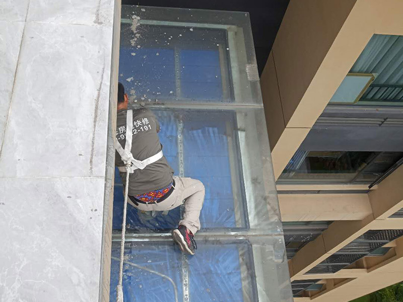 玻璃屋頂保溫防水：一是松散材料，如爐渣、膨脹蛭石、膨脹珍珠巖等，目前已較少使用。二是板狀材料，如膨脹蛭石、膨脹珍珠巖塊，泡沫水泥、加氣砼塊，巖棉板、EPS聚笨板、XPS擠塑板。三是整體現(xiàn)澆（噴）保溫層，如瀝青膨脹蛭石、瀝青膨脹珍珠巖、聚酯硬泡防水保溫一體化系統(tǒng) 等。 目前較多使用的是巖棉板、EPS聚笨板、XPS擠塑板等板狀材料。聚酯硬泡防水保溫等一體化系統(tǒng)發(fā)展迅速。2 保溫層的施工 保溫層施工前基層應(yīng)平整、干燥和干凈，保溫板緊貼（靠）基層、鋪平墊穩(wěn)、分層鋪設(shè)時(shí)上下層接縫錯(cuò)開，拼縫嚴(yán)密，板間縫隙應(yīng)采用同類型材料嵌填密實(shí)，粘貼應(yīng)貼嚴(yán)粘牢，找坡正確。屋面聚氨酯防水保溫一體化系統(tǒng) 采用高壓無氣噴涂機(jī)現(xiàn)場(chǎng)直接發(fā)泡成型工藝，使屋面防水保溫一體化，形成的防水保溫層連續(xù)無接縫，具有保溫作業(yè)。