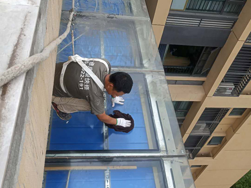 玻璃屋頂保溫防水：一是松散材料，如爐渣、膨脹蛭石、膨脹珍珠巖等，目前已較少使用。二是板狀材料，如膨脹蛭石、膨脹珍珠巖塊，泡沫水泥、加氣砼塊，巖棉板、EPS聚笨板、XPS擠塑板。三是整體現(xiàn)澆（噴）保溫層，如瀝青膨脹蛭石、瀝青膨脹珍珠巖、聚酯硬泡防水保溫一體化系統(tǒng) 等。 目前較多使用的是巖棉板、EPS聚笨板、XPS擠塑板等板狀材料。聚酯硬泡防水保溫等一體化系統(tǒng)發(fā)展迅速。2 保溫層的施工 保溫層施工前基層應(yīng)平整、干燥和干凈，保溫板緊貼（靠）基層、鋪平墊穩(wěn)、分層鋪設(shè)時(shí)上下層接縫錯(cuò)開，拼縫嚴(yán)密，板間縫隙應(yīng)采用同類型材料嵌填密實(shí)，粘貼應(yīng)貼嚴(yán)粘牢，找坡正確。屋面聚氨酯防水保溫一體化系統(tǒng) 采用高壓無氣噴涂機(jī)現(xiàn)場(chǎng)直接發(fā)泡成型工藝，使屋面防水保溫一體化，形成的防水保溫層連續(xù)無接縫，具有保溫作業(yè)。