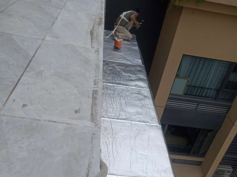 玻璃屋頂保溫防水：一是松散材料，如爐渣、膨脹蛭石、膨脹珍珠巖等，目前已較少使用。二是板狀材料，如膨脹蛭石、膨脹珍珠巖塊，泡沫水泥、加氣砼塊，巖棉板、EPS聚笨板、XPS擠塑板。三是整體現(xiàn)澆（噴）保溫層，如瀝青膨脹蛭石、瀝青膨脹珍珠巖、聚酯硬泡防水保溫一體化系統(tǒng) 等。 目前較多使用的是巖棉板、EPS聚笨板、XPS擠塑板等板狀材料。聚酯硬泡防水保溫等一體化系統(tǒng)發(fā)展迅速。2 保溫層的施工 保溫層施工前基層應(yīng)平整、干燥和干凈，保溫板緊貼（靠）基層、鋪平墊穩(wěn)、分層鋪設(shè)時(shí)上下層接縫錯(cuò)開，拼縫嚴(yán)密，板間縫隙應(yīng)采用同類型材料嵌填密實(shí)，粘貼應(yīng)貼嚴(yán)粘牢，找坡正確。屋面聚氨酯防水保溫一體化系統(tǒng) 采用高壓無氣噴涂機(jī)現(xiàn)場(chǎng)直接發(fā)泡成型工藝，使屋面防水保溫一體化，形成的防水保溫層連續(xù)無接縫，具有保溫作業(yè)。