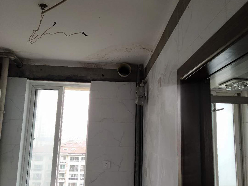 廚房裝修翻新:不同面積所用時間自然是不同的，在這段時間里，顧客還要選好裝修所用主要材料，尤其是瓷磚和櫥柜，因為櫥柜一般都是定制的，需要20-35天才能完成。專業(yè)櫥柜設計師還要根據(jù)實際情況對廚房進行設計，如確定水電路的位置，以便開工后及時進行水電改造。水電改造即開槽、布線布管、驗收等，根據(jù)工程復雜情況的不同，一般需要5~10天的時間，有時甚至更長。泥瓦工程包括廚房等防水、瓷磚鋪貼等項目。根據(jù)瓷磚鋪貼的面積大小，所需的時間也不大相同。 舊廚房它們使用都是那種單路供水，因此在對廚房進行履的時候就要多增加一個熱水管道。如果你家中的衛(wèi)生間空間不大的話，那么可以在把洗衣機擺放在廚房，這個時候就要安裝一個水管，同時還要地面增加一個地面排水管。這邊提醒大家一下，它也是會受結(jié)構(gòu)限制的，比如說像水路方面只能改上水，不能改下水。在施工之前，首先要做到就是規(guī)劃好管道它的長度，同時還要考慮到它貼到墻面磚后的后尺寸,特別是出墻后那個直接水龍頭的管道更加要注意。除此以外，管道的走向一定要注意避開入墻的電線管,這樣才能避免日后水管破裂帶來一些漏水影響。