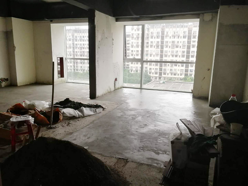 老房子地面找平：基層處理&rarr;找標(biāo)高、彈線&rarr;灑水濕潤(rùn)&rarr;抹灰餅和標(biāo)筋&rarr;攪拌砂漿&rarr;刷水泥漿結(jié)合層&rarr;鋪水泥砂漿面層&rarr;木抹子搓平&rarr;鐵抹子壓第一遍&rarr;第二遍壓光&rarr;第三遍壓光&rarr;養(yǎng)護(hù) 將基層上的灰塵掃掉，用鋼絲刷和鏨子刷凈、剔掉灰漿皮和灰渣層，用10%的火堿水溶液刷掉基層上的油污，并用清水及時(shí)將堿液沖凈。 根據(jù)墻上的+1000mm水平線，往下量測(cè)出面層標(biāo)高，并彈在墻上。 根據(jù)房間內(nèi)四周墻上彈的面層標(biāo)高水平線，確定面層抹灰厚度（不應(yīng)小于20mm）,然后拉水平線開始抹灰餅（5cm*5cm），橫豎間距為1.5&mdash;2.0米，灰餅上平面即為地面面層標(biāo)高。如果房間比較大，還須抹標(biāo)筋。鋪抹灰餅和標(biāo)筋的砂漿材料配合比均與抹地面的砂漿相同。 攪拌砂漿，用攪拌機(jī)進(jìn)行攪拌，顏色必須一致。鋪設(shè)水泥砂漿前，涂刷水泥漿一層（隨刷隨鋪面層砂漿）。 在涂刷完水泥砂漿后，鋪水泥砂漿，并在灰餅之間將砂漿鋪均勻。 木抹子刮平后，迅速用鐵抹子壓第一遍，直到出漿為止。面層砂漿初凝后，用鐵抹子壓第二遍，表面壓平壓光。在水泥砂漿終凝前進(jìn)行第三遍壓光，必須在終凝前完成。 并隨時(shí)用2米靠尺檢查其平整度。 完工后24小時(shí)（地面壓光），鋪鋸末或其他材料覆蓋灑水養(yǎng)護(hù)，保持濕潤(rùn)，養(yǎng)護(hù)時(shí)間不少于7天，抗壓強(qiáng)度達(dá)5Mpa時(shí)才能上人。