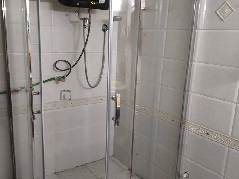 淋浴房定做安裝：1、在安裝前需要進(jìn)行打孔，因此根據(jù)產(chǎn)品安裝實(shí)際尺寸進(jìn)行測量，看看需要將孔打在什么地方，以及什么高度，通常要求只要方便家人使用就行。等量好尺寸后要進(jìn)行鉅管套絲、抹鉛油、纏麻線等工序，上好彎頭，把短節(jié)絲頭抹鉛油、纏麻，最后裝在管口上。 2、然后將淋浴器和銅進(jìn)水口進(jìn)行對接，但是在對接時(shí)一定要用手將螺母擰緊，并將圓盤上的螺絲眼找平，劃出標(biāo)記，然后卸下淋浴器，打直徑40mm、深10mm的孔洞，把鉛皮卷裁入洞內(nèi)頂實(shí)，在打龍過程中一定要注意，不能打的太淺或者太松。 3、銅進(jìn)水口要注意抹鉛油加墊，以防止生銹氧化，要用木螺絲將淋浴器圓盤和墻面固定好，防止以后使用而出現(xiàn)脫落情況。 4、安裝淋浴器上水時(shí)要將淋浴器吊直，圓盤緊靠墻面，劃出印記，然后打直徑40mm、深10mm的孔洞，裁入鉛皮卷頂實(shí)，螺母地方加墊，用手?jǐn)Q緊，最后圓盤用木螺絲固定在墻上。