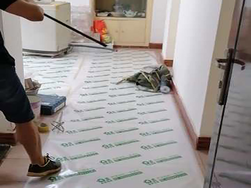 衛(wèi)生間改造裝修：因?yàn)槭嵌窝b修，所以在裝修前，首先需要的就是敲掉之前裝修的地瓷磚，才可以使用自己選購好的地瓷磚進(jìn)行鋪貼，在這里需要提醒的是，在敲碎原有的瓷磚時(shí)，一定要多加注意，不要敲到下水道水管了，衛(wèi)生間的下水道通常都是有多個(gè)的，一不小心就很容易被敲打到。還要特點(diǎn)注意的是，一定要避免碎掉的瓷磚進(jìn)入下水道內(nèi)，不然就會擁堵。 在敲掉了原有的地磚后，需要先用水泥砂漿將地面找平，再做防水處理，不然地板的凹凸不平，會影響涂料的厚薄不均，就會產(chǎn)生滲漏的情況。在刷防水涂料時(shí)需要反復(fù)涂刷2至3遍，做到徹底防水。 面可以采用防滑的地磚，高度要低于15~20mm，地漏要低于15mm，這樣做有利于排水。