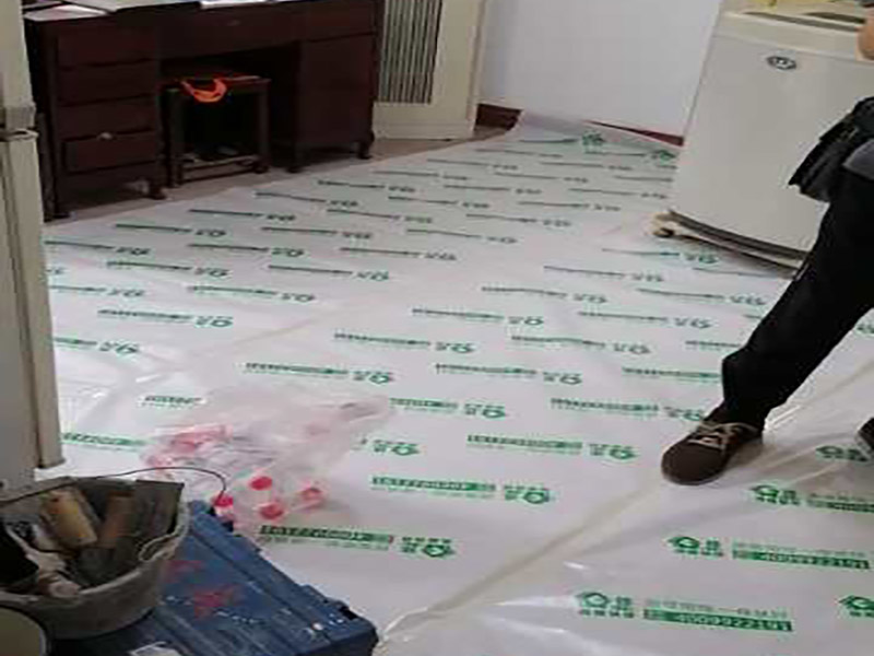 衛(wèi)生間改造裝修：因?yàn)槭嵌窝b修，所以在裝修前，首先需要的就是敲掉之前裝修的地瓷磚，才可以使用自己選購好的地瓷磚進(jìn)行鋪貼，在這里需要提醒的是，在敲碎原有的瓷磚時(shí)，一定要多加注意，不要敲到下水道水管了，衛(wèi)生間的下水道通常都是有多個(gè)的，一不小心就很容易被敲打到。還要特點(diǎn)注意的是，一定要避免碎掉的瓷磚進(jìn)入下水道內(nèi)，不然就會擁堵。 在敲掉了原有的地磚后，需要先用水泥砂漿將地面找平，再做防水處理，不然地板的凹凸不平，會影響涂料的厚薄不均，就會產(chǎn)生滲漏的情況。在刷防水涂料時(shí)需要反復(fù)涂刷2至3遍，做到徹底防水。 面可以采用防滑的地磚，高度要低于15~20mm，地漏要低于15mm，這樣做有利于排水。