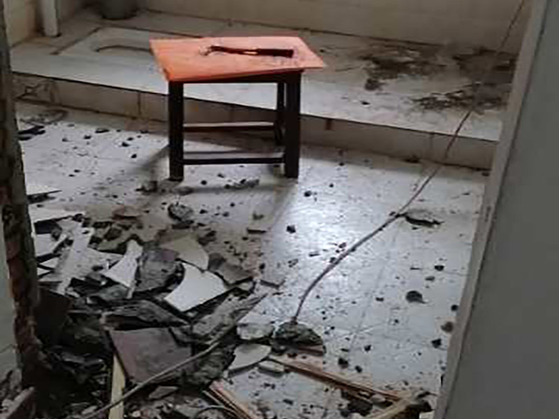 衛(wèi)生間改造裝修：因?yàn)槭嵌窝b修，所以在裝修前，首先需要的就是敲掉之前裝修的地瓷磚，才可以使用自己選購好的地瓷磚進(jìn)行鋪貼，在這里需要提醒的是，在敲碎原有的瓷磚時(shí)，一定要多加注意，不要敲到下水道水管了，衛(wèi)生間的下水道通常都是有多個(gè)的，一不小心就很容易被敲打到。還要特點(diǎn)注意的是，一定要避免碎掉的瓷磚進(jìn)入下水道內(nèi)，不然就會擁堵。 在敲掉了原有的地磚后，需要先用水泥砂漿將地面找平，再做防水處理，不然地板的凹凸不平，會影響涂料的厚薄不均，就會產(chǎn)生滲漏的情況。在刷防水涂料時(shí)需要反復(fù)涂刷2至3遍，做到徹底防水。 面可以采用防滑的地磚，高度要低于15~20mm，地漏要低于15mm，這樣做有利于排水。