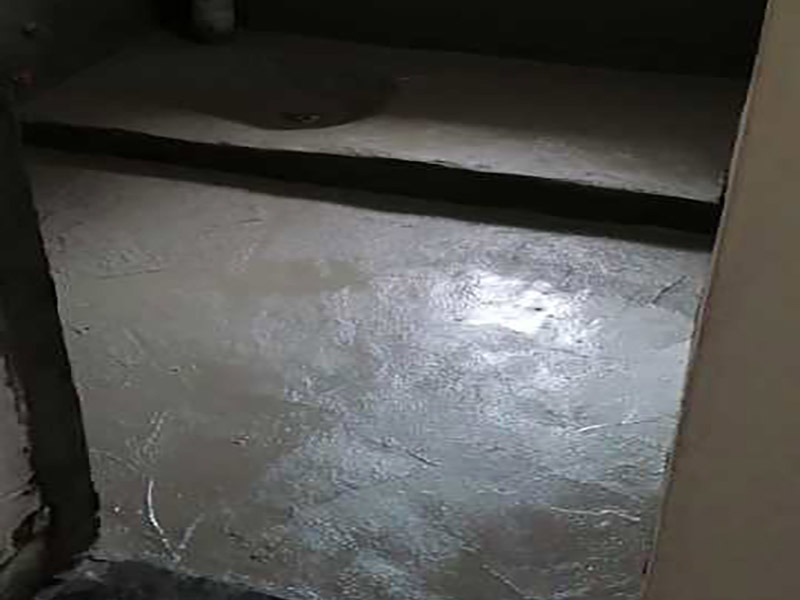 衛(wèi)生間改造裝修：因?yàn)槭嵌窝b修，所以在裝修前，首先需要的就是敲掉之前裝修的地瓷磚，才可以使用自己選購好的地瓷磚進(jìn)行鋪貼，在這里需要提醒的是，在敲碎原有的瓷磚時(shí)，一定要多加注意，不要敲到下水道水管了，衛(wèi)生間的下水道通常都是有多個(gè)的，一不小心就很容易被敲打到。還要特點(diǎn)注意的是，一定要避免碎掉的瓷磚進(jìn)入下水道內(nèi)，不然就會擁堵。 在敲掉了原有的地磚后，需要先用水泥砂漿將地面找平，再做防水處理，不然地板的凹凸不平，會影響涂料的厚薄不均，就會產(chǎn)生滲漏的情況。在刷防水涂料時(shí)需要反復(fù)涂刷2至3遍，做到徹底防水。 面可以采用防滑的地磚，高度要低于15~20mm，地漏要低于15mm，這樣做有利于排水。