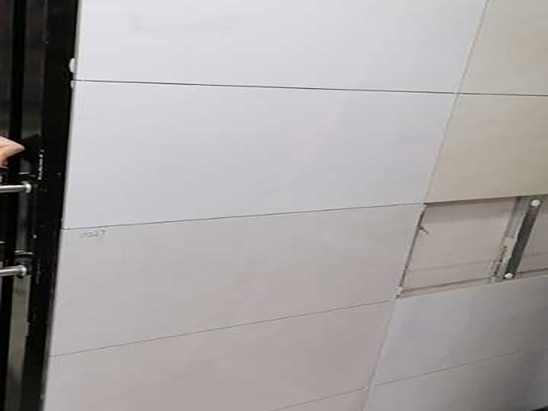 衛(wèi)生間改造裝修：因?yàn)槭嵌窝b修，所以在裝修前，首先需要的就是敲掉之前裝修的地瓷磚，才可以使用自己選購好的地瓷磚進(jìn)行鋪貼，在這里需要提醒的是，在敲碎原有的瓷磚時(shí)，一定要多加注意，不要敲到下水道水管了，衛(wèi)生間的下水道通常都是有多個(gè)的，一不小心就很容易被敲打到。還要特點(diǎn)注意的是，一定要避免碎掉的瓷磚進(jìn)入下水道內(nèi)，不然就會擁堵。 在敲掉了原有的地磚后，需要先用水泥砂漿將地面找平，再做防水處理，不然地板的凹凸不平，會影響涂料的厚薄不均，就會產(chǎn)生滲漏的情況。在刷防水涂料時(shí)需要反復(fù)涂刷2至3遍，做到徹底防水。 面可以采用防滑的地磚，高度要低于15~20mm，地漏要低于15mm，這樣做有利于排水。