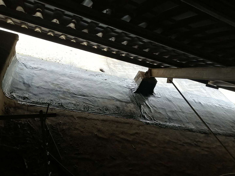 屋頂防水維修:首先我們需要對屋頂進(jìn)行檢查，查找漏水的原因的由管道，防水層，還是接縫裂縫引起的。找到屋頂漏水的原因了才好對應(yīng)方法進(jìn)行修補。 如果屋頂以前沒有做過防水，是新的水泥樓頂，那最好全面的做一次整體防水。選擇質(zhì)量較好的聚酯防水涂料或者聚酯防水卷材。如果以前做過防水，且時間較久，那么可能防水層已經(jīng)基本失去作用了，只能重新再做一遍。 先清理基面、找平層至混凝土結(jié)構(gòu)層（注意事項一定要打到原混凝土結(jié)構(gòu)層）。用吹風(fēng)機、掃把清理雜物，基面充分濕潤。然后填平裂縫、封閉裂縫、并且用砂漿找平。 接下來就是用聚酯防水涂刷，涂覆要盡量均勻，不能局部沉積，各層之間的時間間隔以前一層涂膜干固不粘手為準(zhǔn)?；嬉笃秸?、牢固、干凈、無明水、無滲漏、凹凸不平及裂縫處須 先找平，陰陽角應(yīng)做成圓弧角，注意不要有空鼓的現(xiàn)象。