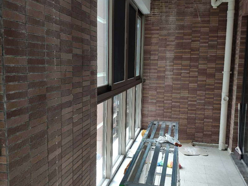 陽臺瓷磚刷漆維修：瓷磚的表面是釉質(zhì)的，比較光滑，在上面刷油漆后，容易起皮脫落，會適得其反，建議不要在上面刷油漆。 如果一定要用，乳膠漆和丙烯顏料很值得一試，只是據(jù)說這兩種材料在瓷磚上粉刷時比較難以均勻上色，同時，這兩種材料在長時間后，也會脫落。如果經(jīng)濟允許，丙烯顏料比乳膠漆的色彩選擇更豐富，呈現(xiàn)的色彩效果也更好。