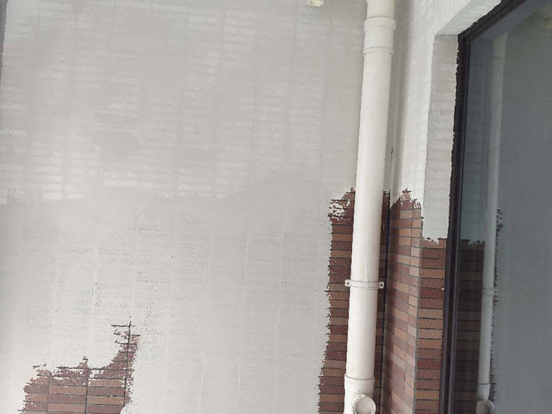 陽臺瓷磚刷漆維修：瓷磚的表面是釉質(zhì)的，比較光滑，在上面刷油漆后，容易起皮脫落，會適得其反，建議不要在上面刷油漆。 如果一定要用，乳膠漆和丙烯顏料很值得一試，只是據(jù)說這兩種材料在瓷磚上粉刷時比較難以均勻上色，同時，這兩種材料在長時間后，也會脫落。如果經(jīng)濟允許，丙烯顏料比乳膠漆的色彩選擇更豐富，呈現(xiàn)的色彩效果也更好。